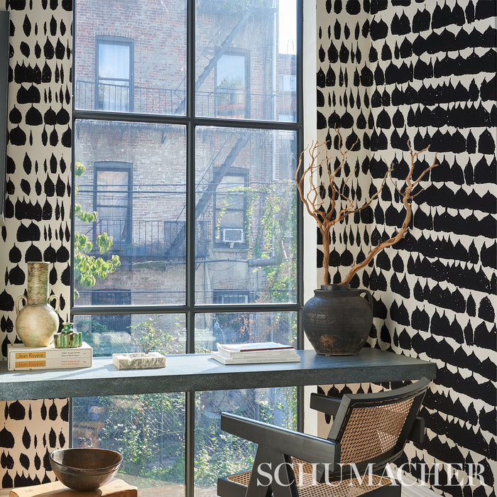 Schumacher Queen Of Spain Black Wallpaper 5005881