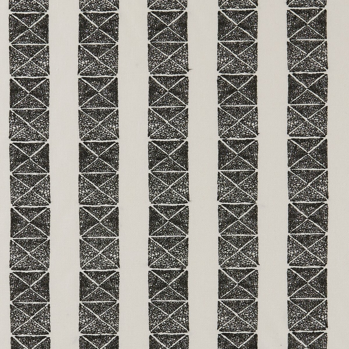 Clarke & Clarke Bw1013 Black/White Fabric F0885/01.CAC.0